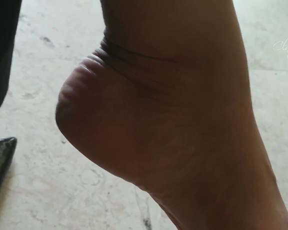 ClassyFeet Sofia aka classyfeet - 06-25-2019 OnlyFans Video - lawyer footqueen dangling in public at the court