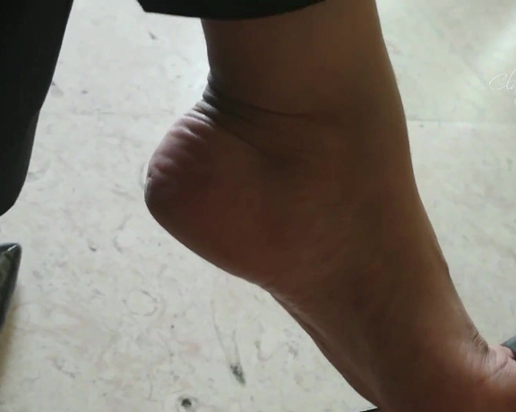 ClassyFeet Sofia aka classyfeet - 06-25-2019 OnlyFans Video - lawyer footqueen dangling in public at the court