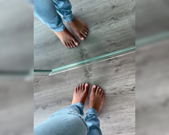 Fly Girl aka flygirl76 - 06-10-2022 OnlyFans Video - Jeans and bare feet  A vibe