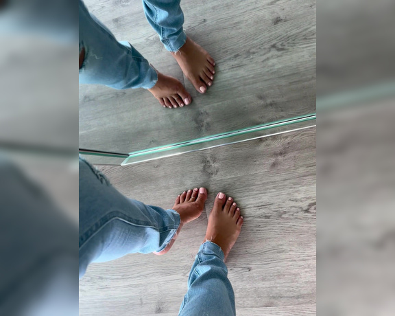 Fly Girl aka flygirl76 - 06-10-2022 OnlyFans Video - Jeans and bare feet  A vibe