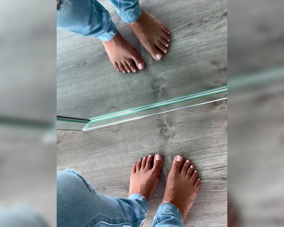 Fly Girl aka flygirl76 - 06-10-2022 OnlyFans Video - Jeans and bare feet  A vibe