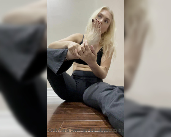 Atoesies aka atoesies - 10-29-2021 OnlyFans Video - 10 MIN SMELL MY FEET VIDEO Msg for FULL