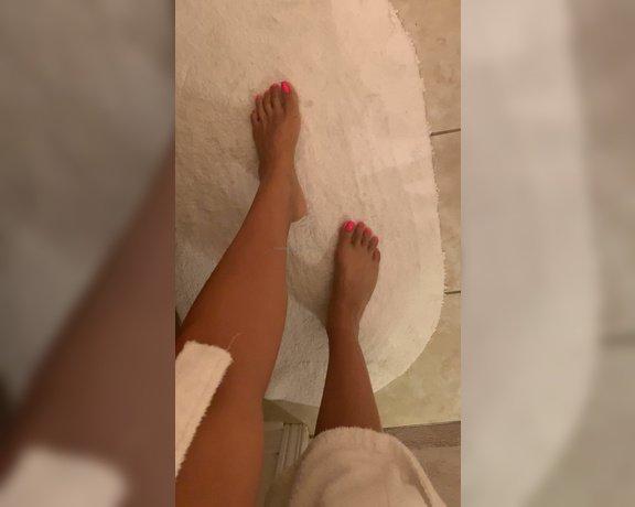 Atoesies aka atoesies - 04-22-2020 OnlyFans Video - Rubbbing with the pinkie Toesies