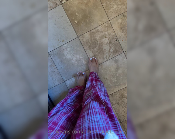 Atoesies aka atoesies - 10-15-2022 OnlyFans Video - The floor is freezing