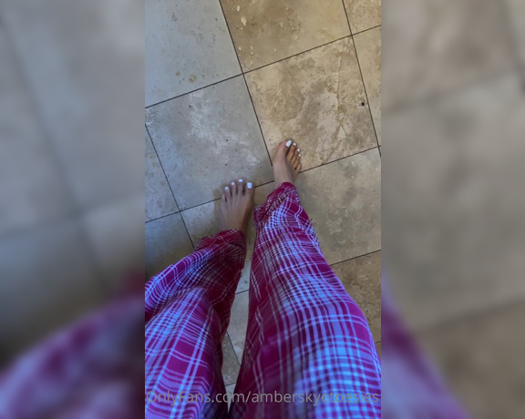 Atoesies aka atoesies - 10-15-2022 OnlyFans Video - The floor is freezing