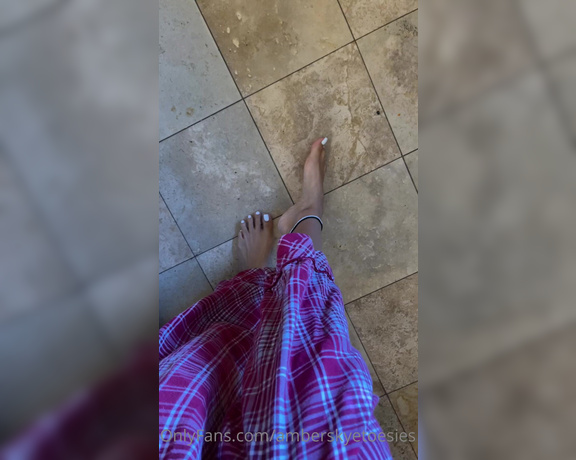 Atoesies aka atoesies - 10-15-2022 OnlyFans Video - The floor is freezing