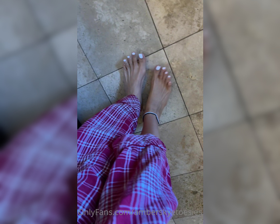 Atoesies aka atoesies - 10-15-2022 OnlyFans Video - The floor is freezing