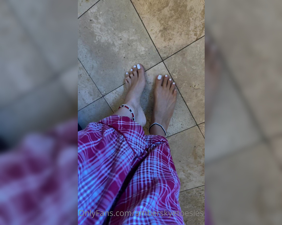 Atoesies aka atoesies - 10-15-2022 OnlyFans Video - The floor is freezing