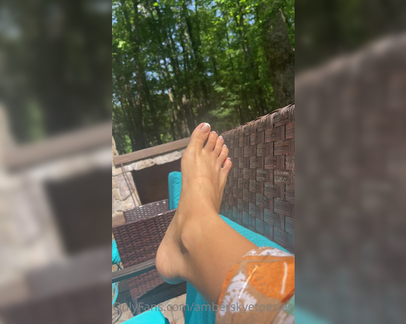 Atoesies aka atoesies - 05-22-2023 OnlyFans Video - Getting sun on my toes in North Carolina