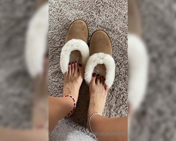 Atoesies aka atoesies - 11-19-2022 OnlyFans Video - Who wants my old slippers And my old uggs