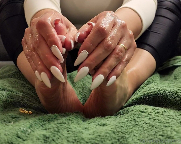 Queen Alissa Feet aka queenalissafeet - 12-26-2022 OnlyFans Video - The secret to truly soft skin In this video I made my boy explode all over