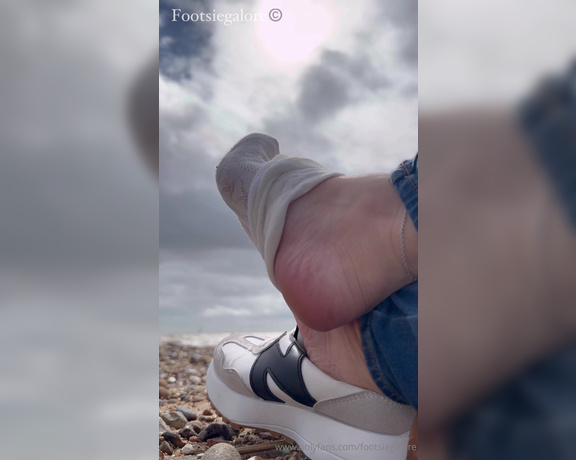 Footsie Galore aka footsiegalore - 04-06-2024 OnlyFans Video - Sweaty sock removal on the beach