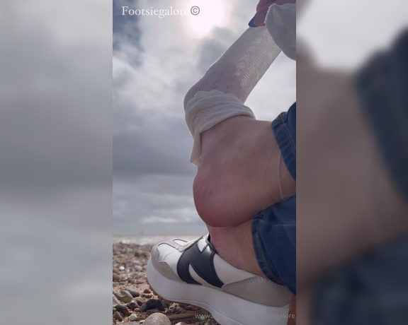 Footsie Galore aka footsiegalore - 04-06-2024 OnlyFans Video - Sweaty sock removal on the beach