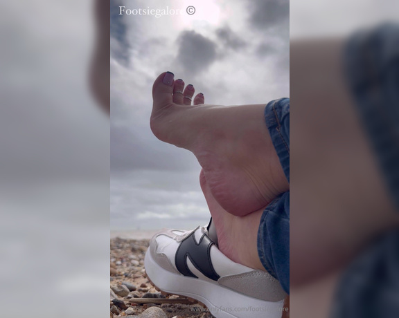 Footsie Galore aka footsiegalore - 04-06-2024 OnlyFans Video - Sweaty sock removal on the beach