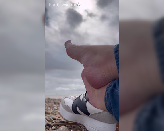 Footsie Galore aka footsiegalore - 04-06-2024 OnlyFans Video - Sweaty sock removal on the beach