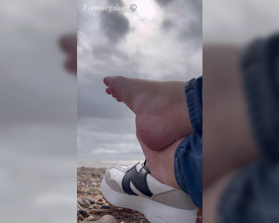 Footsie Galore aka footsiegalore - 04-06-2024 OnlyFans Video - Sweaty sock removal on the beach