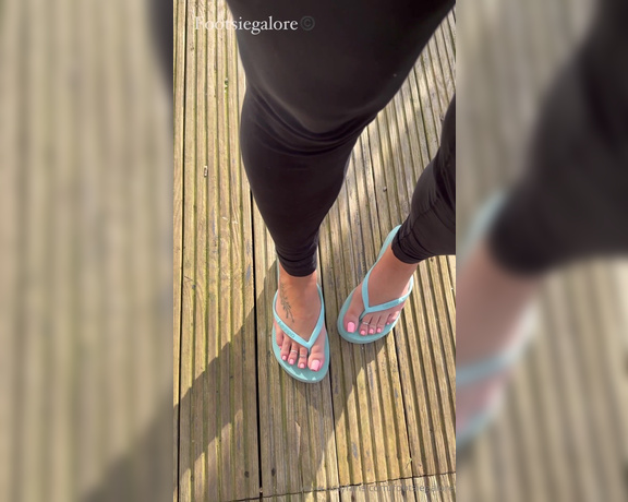 Footsie Galore aka footsiegalore - 03-27-2024 OnlyFans Video - Wedge Wednesday Flatform wedge Flip flop play today