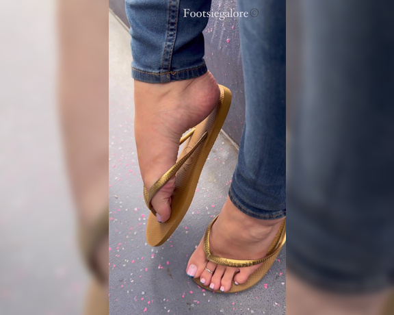 Footsie Galore aka footsiegalore - 04-22-2024 OnlyFans Video - Bus trips, dangling and catching some cheeky stares  would you get caught