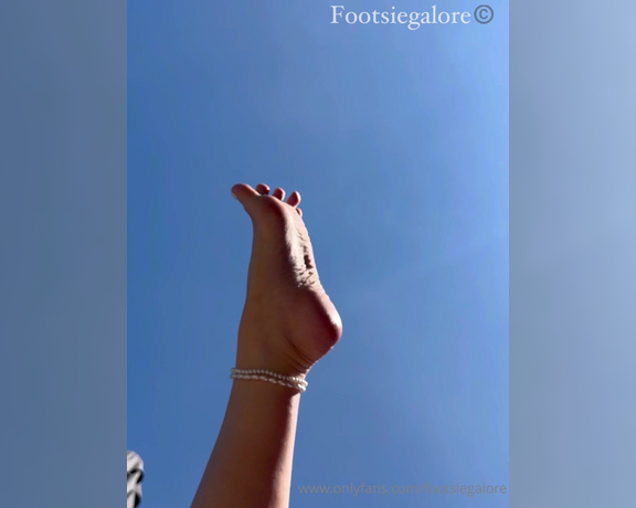 Footsie Galore aka footsiegalore - 05-12-2024 OnlyFans Video - Soaked Sunday soles  lay beneath me and immerse yourself in the waters of the magnificent