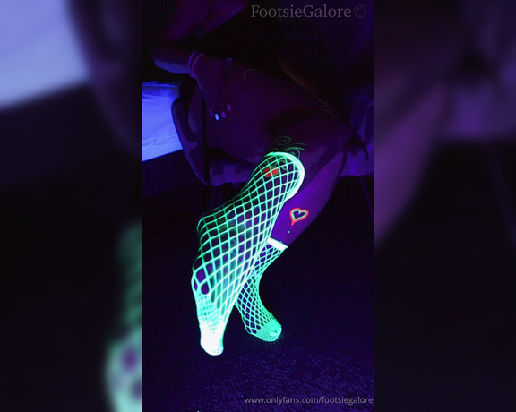 Footsie Galore aka footsiegalore - 05-25-2024 OnlyFans Video - Intergalactic Saturday sock tease Free these alien toes and let me have you wanting to blast