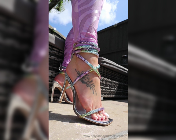 Footsie Galore aka footsiegalore - 05-16-2024 OnlyFans Video - Stepping out in the sun in Steve Madden, imagine if my shoes were named after you