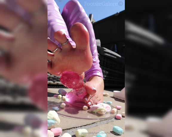 Footsie Galore aka footsiegalore - 05-31-2024 OnlyFans Video - Footsies on a sugar rush and now I want to play with your jelly snake