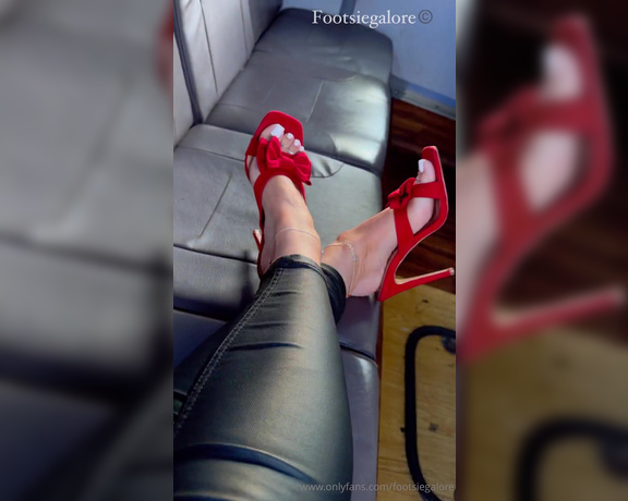 Footsie Galore aka footsiegalore - 06-01-2024 OnlyFans Video - Saturday night out Follow along from the bus ride to bed