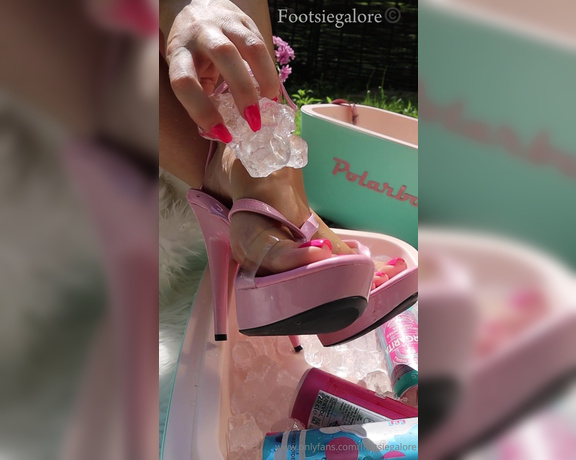 Footsie Galore aka footsiegalore - 06-13-2024 OnlyFans Video - Its Thirsty Thursday Time for a Footsie Picnic feet so hot I need this ice box