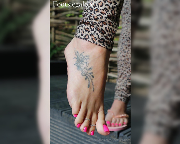 Footsie Galore aka footsiegalore - 07-14-2024 OnlyFans Video - Sparkle flip flop dangle while you stare