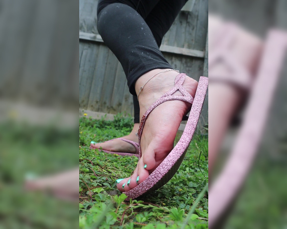 Footsie Galore aka footsiegalore - 08-06-2024 OnlyFans Video - Beautiful sparkly sandals in the rain, the sound is so relaxing  but the view for