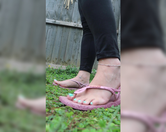 Footsie Galore aka footsiegalore - 08-06-2024 OnlyFans Video - Beautiful sparkly sandals in the rain, the sound is so relaxing  but the view for