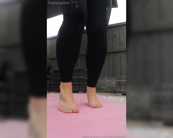 Footsie Galore aka footsiegalore - 08-07-2024 OnlyFans Video - Work out weds Always have to make sure you stretch first, then the warm up