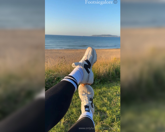 Footsie Galore aka footsiegalore - 08-05-2024 OnlyFans Video - Come on my morning hike to the beach with me, Now I want you to sniff