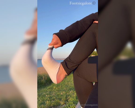 Footsie Galore aka footsiegalore - 08-05-2024 OnlyFans Video - Come on my morning hike to the beach with me, Now I want you to sniff