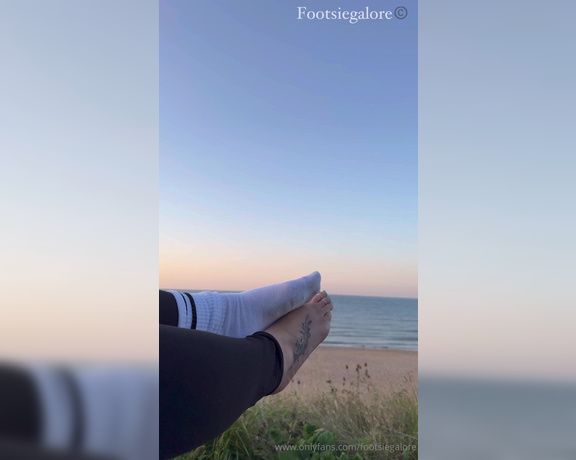 Footsie Galore aka footsiegalore - 08-05-2024 OnlyFans Video - Come on my morning hike to the beach with me, Now I want you to sniff