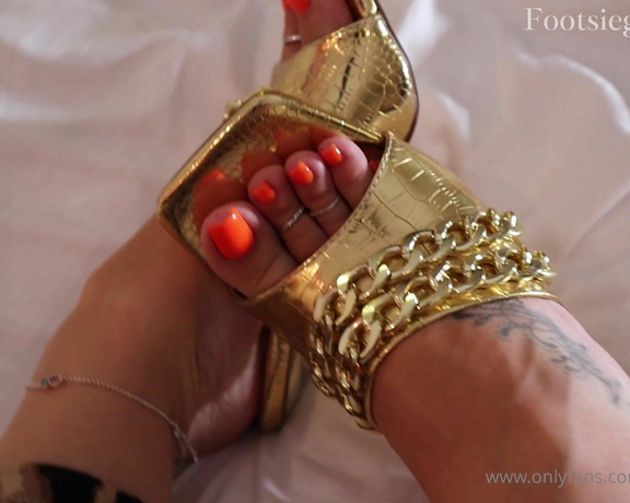 Footsie Galore aka footsiegalore - 09-03-2024 OnlyFans Video - The kind of video I send to let you know my feet hurt after a night