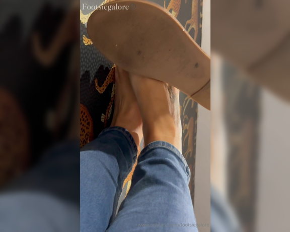 Footsie Galore aka footsiegalore - 09-20-2024 OnlyFans Video - Feline Flip flop Friday From the train to the hotel room  these leopard flip flops