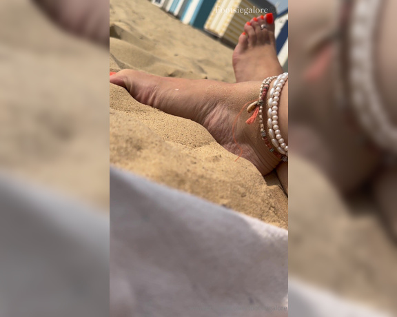 Footsie Galore aka footsiegalore - 09-09-2024 OnlyFans Video - Day out at the beach and I want all your attention on me