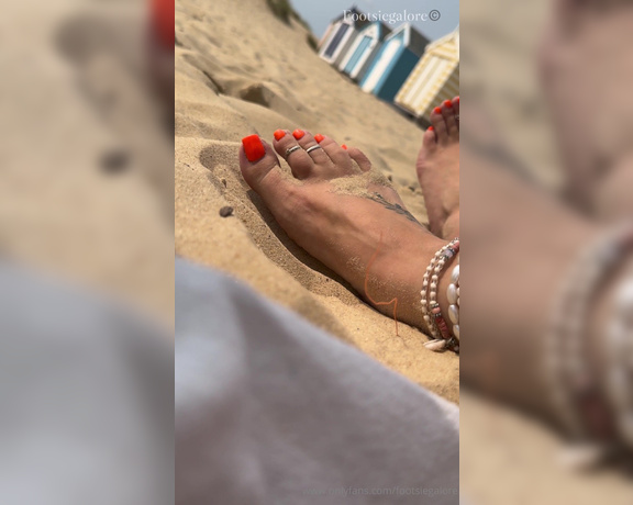 Footsie Galore aka footsiegalore - 09-09-2024 OnlyFans Video - Day out at the beach and I want all your attention on me