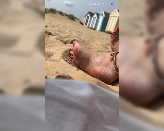 Footsie Galore aka footsiegalore - 09-09-2024 OnlyFans Video - Day out at the beach and I want all your attention on me