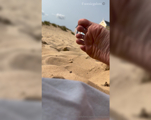 Footsie Galore aka footsiegalore - 09-09-2024 OnlyFans Video - Day out at the beach and I want all your attention on me