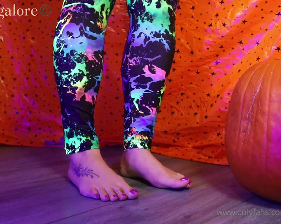 Footsie Galore aka footsiegalore - 10-31-2024 OnlyFans Video - These halloween balloons were bloody so hard to pop You think I managed it