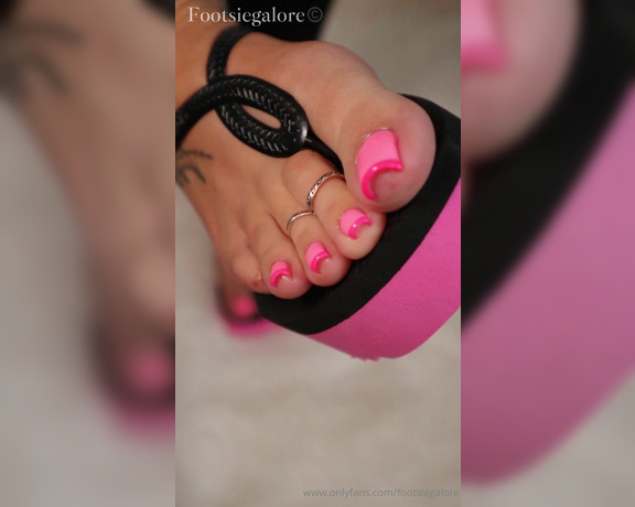 Footsie Galore aka footsiegalore - 11-25-2024 OnlyFans Video - Trying on and showing you some of my cute havaianas sandals and flip flops collection like