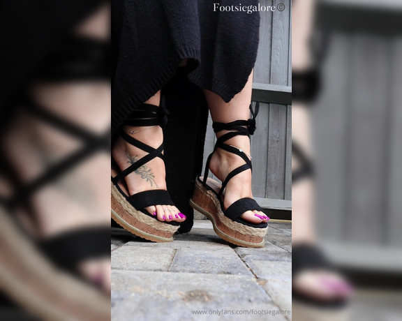 Footsie Galore aka footsiegalore - 10-19-2024 OnlyFans Video - Just chilling this weekend and dangling these cute sandals just to show off my saw dust