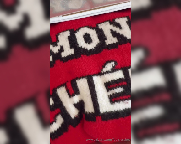 Footsie Galore aka footsiegalore - 12-08-2024 OnlyFans Video - Christmas countdown day eightOh, so cosy Who knew you could make knitwear sexy