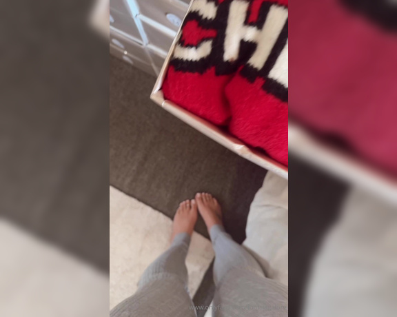 Footsie Galore aka footsiegalore - 12-08-2024 OnlyFans Video - Christmas countdown day eightOh, so cosy Who knew you could make knitwear sexy