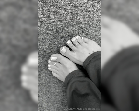 Footsie Galore aka footsiegalore - 12-06-2024 OnlyFans Video - Xmas countdown day 6