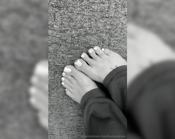 Footsie Galore aka footsiegalore - 12-06-2024 OnlyFans Video - Xmas countdown day 6