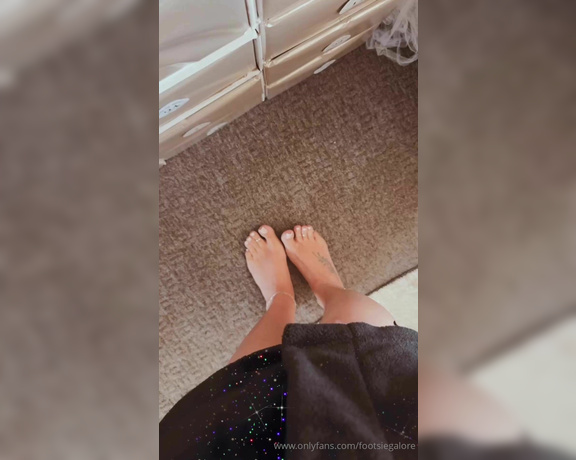 Footsie Galore aka footsiegalore - 12-09-2024 OnlyFans Video - Christmas advent countdown day nineOoh sexy outfit kinda day