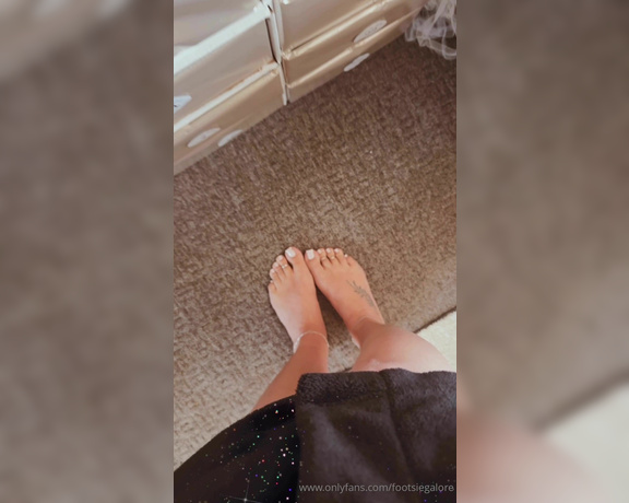 Footsie Galore aka footsiegalore - 12-09-2024 OnlyFans Video - Christmas advent countdown day nineOoh sexy outfit kinda day